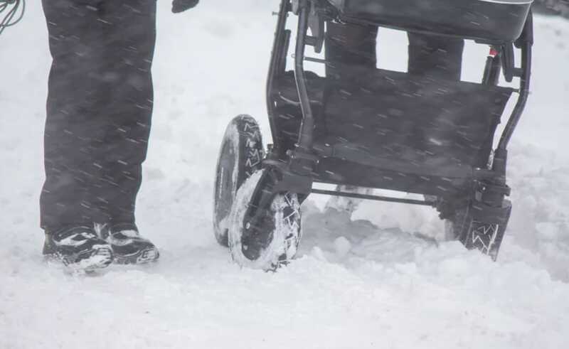 В Магнитогорске водитель едва не сбил коляску с ребенком